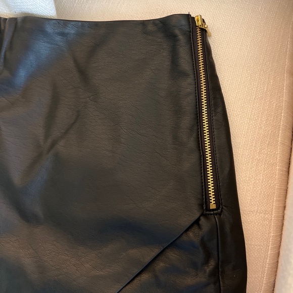 Club Monaco black, leather skirt with gold zipper and asymmetric hem line - Picture 3 of 5